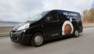 Polardrikk service-bil på veien