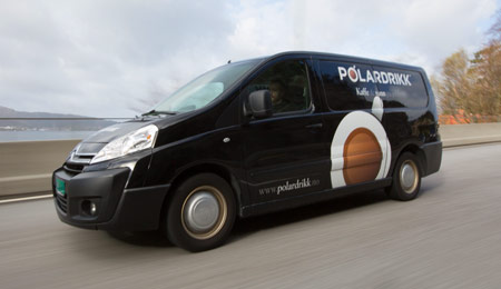 Polardrikk service-bil på veien