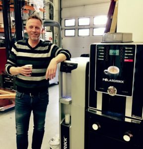 Kaffemaskin og vanndispenser