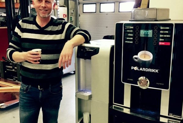 Kaffemaskin og vanndispenser