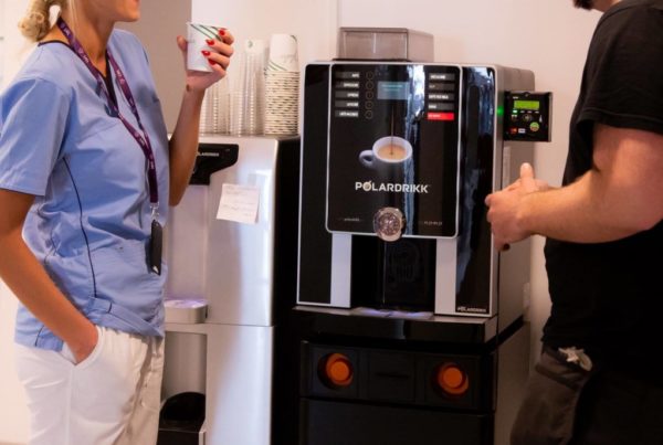 Fornøyde kunder med kaffemaskin