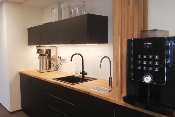 Kaffemaskin på benk til bedrift