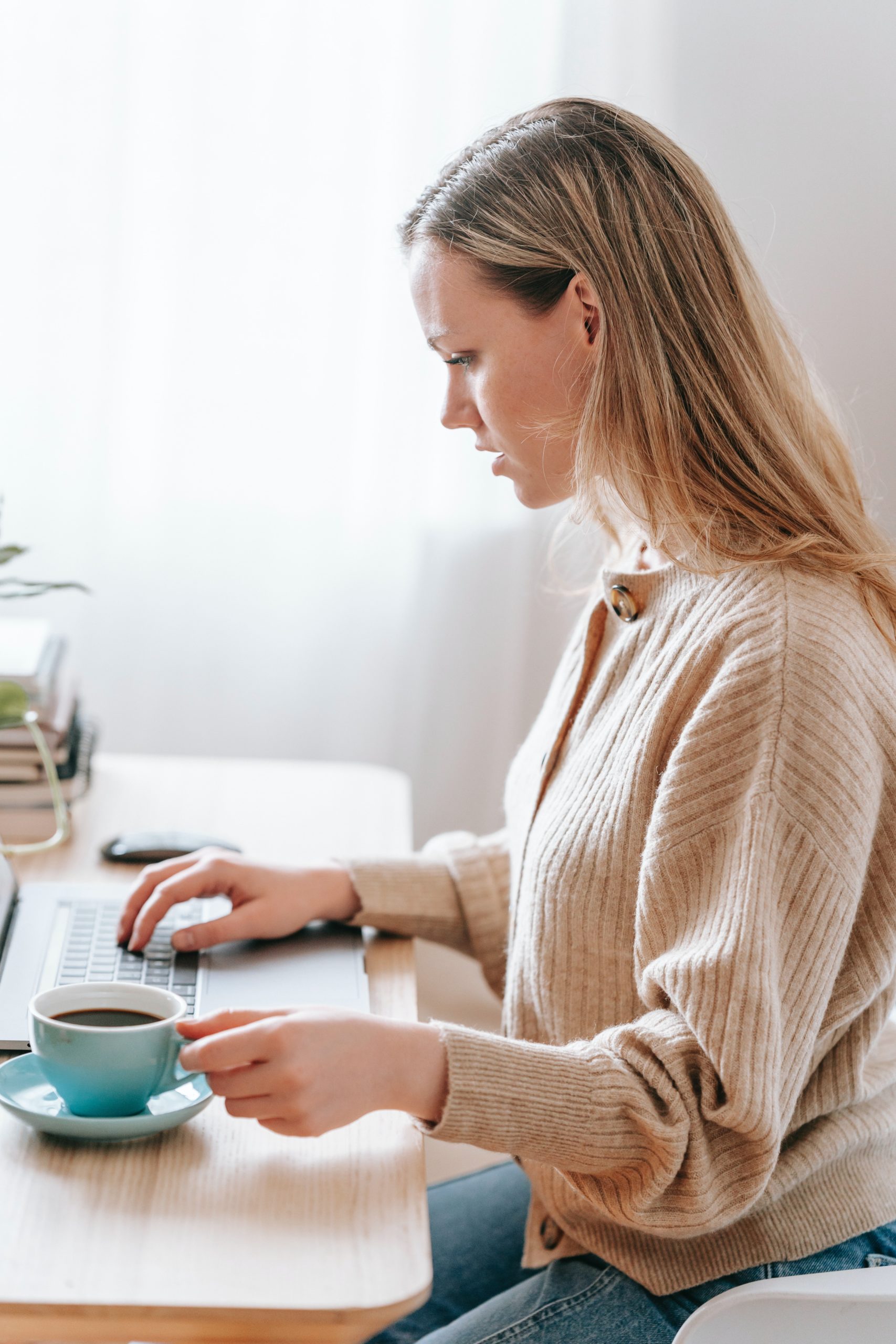 Dame drikker kaffe på jobb