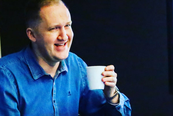 Glad mann drikker kaffe