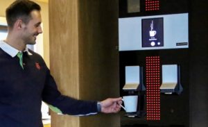 Mann ved kaffemaskin