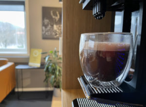 et glass av kaffe
