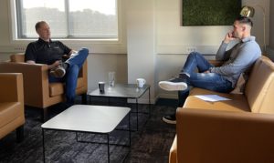 2 menn sitter og snakker