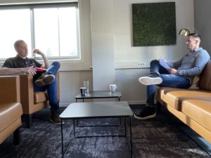 2 menn sitter og snakker
