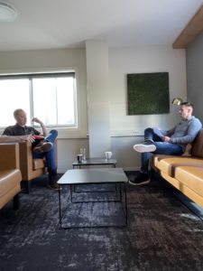 2 menn sitter og snakker