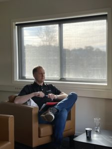 sitter og tenker
