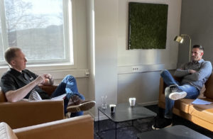 2 menn sitter og snakker