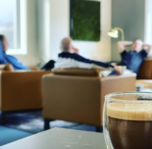 3 menn sitter og snakker