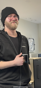 en mann holder kaffekopp