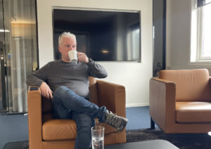 en mann sitter og drikker kaffe alene