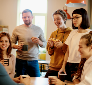 folk drikker kaffe på sine kontor