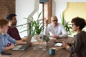 folk på jobb diskuterer over en kopp kaffe