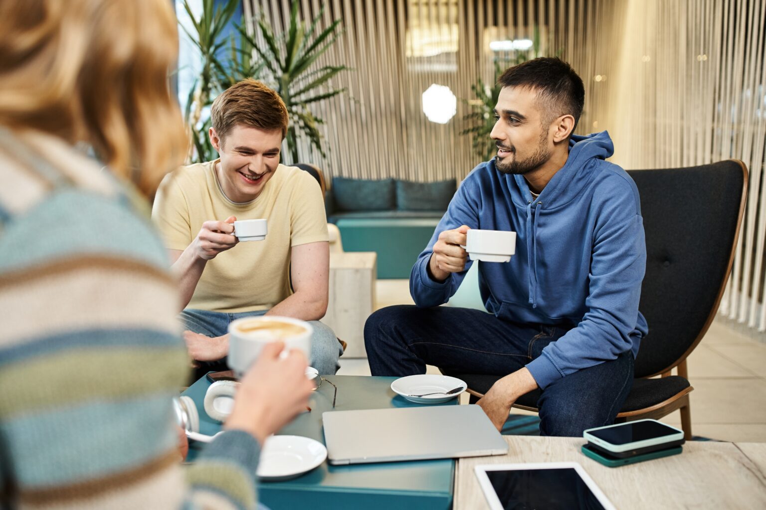 Kollegaer drikker kaffe i kaffepause